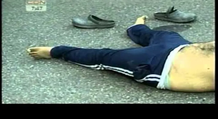 Hombre se lanza de un puente, cae encima de un vehículo y se muere (VIDEO)