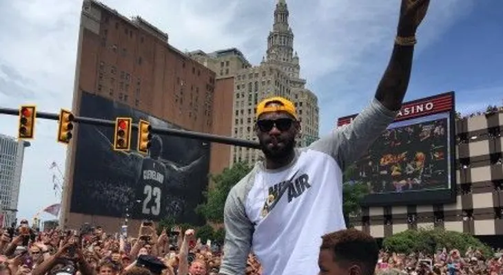 Multitud abarrota Cleveland para festejar con los Cavs