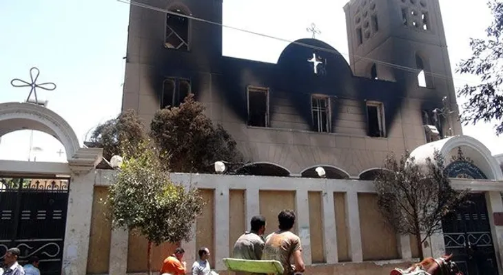 Video, Foto: Los islamistas queman iglesias y escuelas cristianas en Egipto 