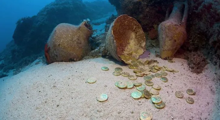 Halló 13 monedas históricas mientras buceaba y esa fue su desgracia