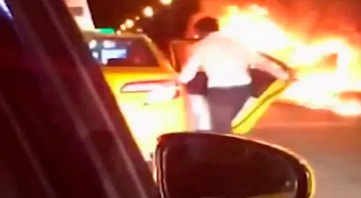 Un taxista chocó y abandonó a su amiga mientras el auto ardía en llamas