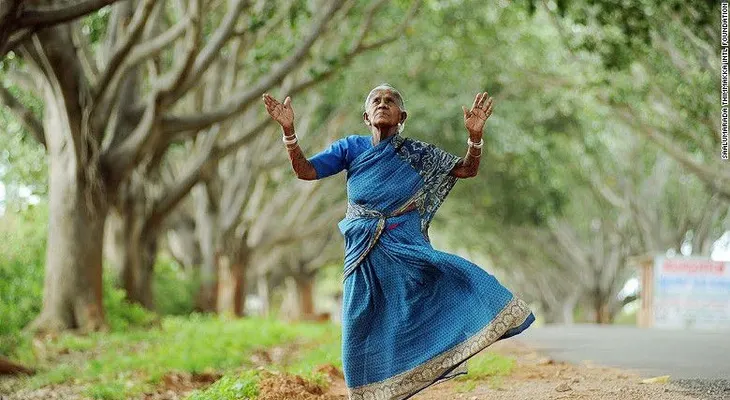 Esta abuela de 105 años es la "mamá" de los árboles de la India
