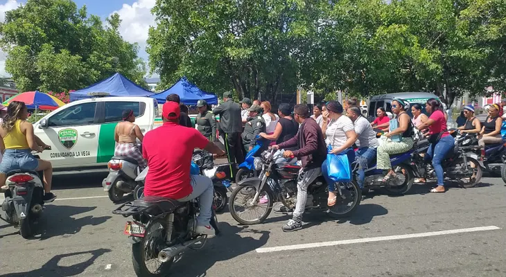 Digesett cambia multas por cascos protectores a mujeres de La Vega en Día de las  Madres