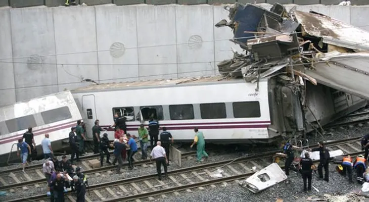 Velocidad y despiste del maquinista, causas del accidente de tren en España