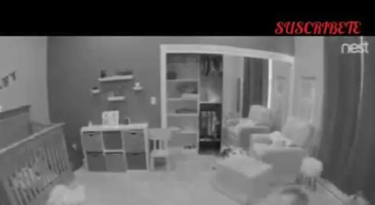 Un travieso niño ayuda a su hermano a escapar de la cuna