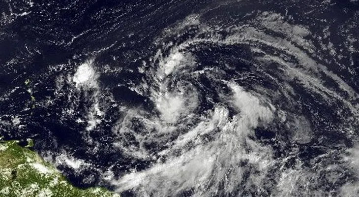 Se forma depresión tropical en Atlántico; puede fortalecerse 