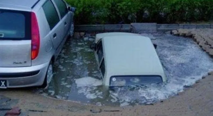 Escolares se lanzan a la piscina? ¿sin agua?