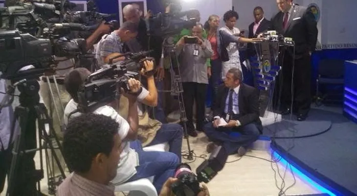 Camarógrafos deciden no grabar boletín PRD por agresiones en convención 