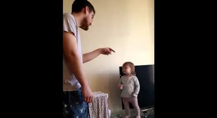 Pelea de un bebé y su padre, tienes que ver esto?(Video)