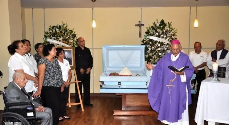 Velan restos del arzobispo de Santiago