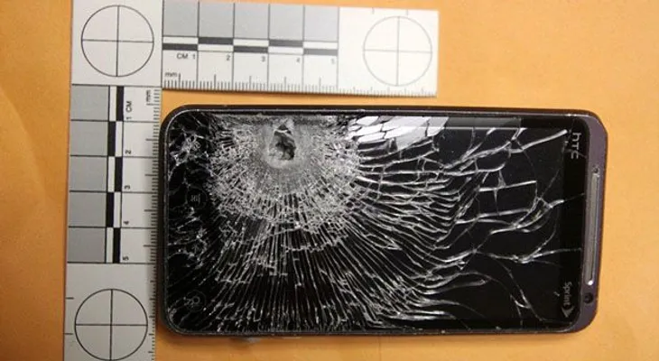 Video: Un teléfono salva la vida de su dueño parando una bala