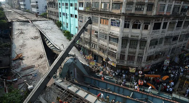 Rescatistas buscan supervivientes entre los escombros del puente derrumbado en India