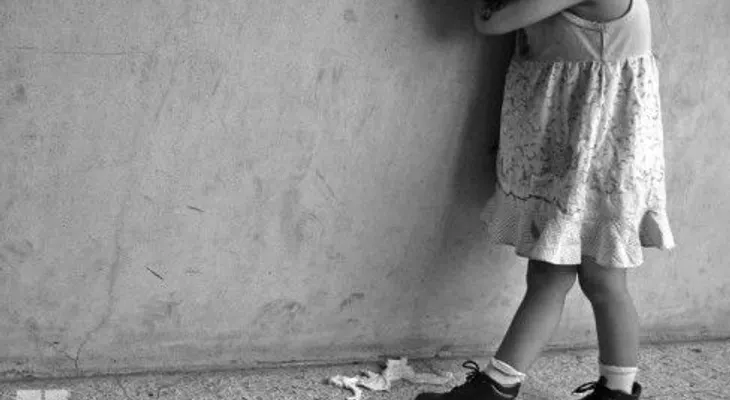 Condenan madre que mandaba por internet fotos de su hija desnuda.