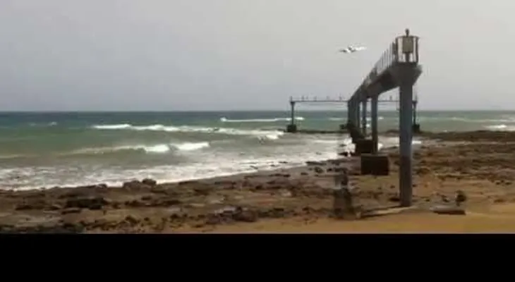 Espectacular aterrizaje: un avión pasa a pocos metros de una playa en España (VIDEO)