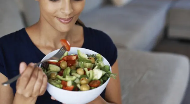 ¿Cómo debe alimentarse la mujer según la etapa de su vida?