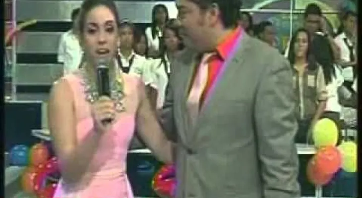 Video: A una presentadora le sale un "gallo" en vivo 