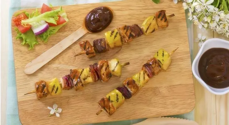 Brochetas de cerdo con piña