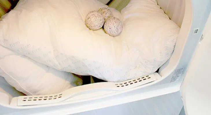 Cómo blanquear las almohadas amarillas