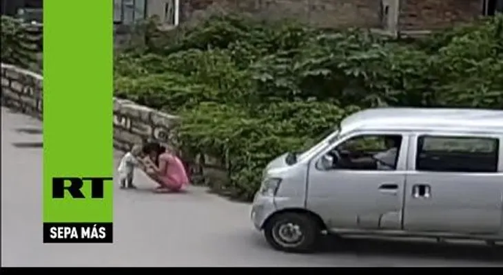 China: Un bebé sobrevive milagrosamente tras quedar atrapado bajo una furgoneta