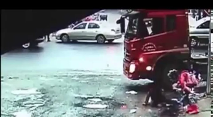 Dos niñas escapan de una muerte segura tras ser golpeadas por un camión (FUERTE VIDEO)