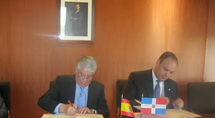 Ministro de Industria y Comercio firma acuerdo con Cámara de Comercio, Industria y Servicios de Madrid