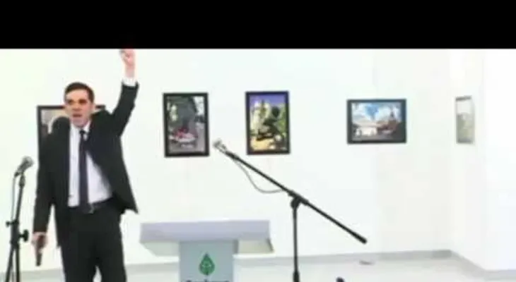 El atacante de Ankara fue identificado como Andrei Karlov, un policía turco de 22 años (VIDEO)