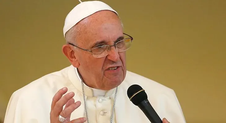 El papa Francisco llama hipócritas religiosos viven como ricos"