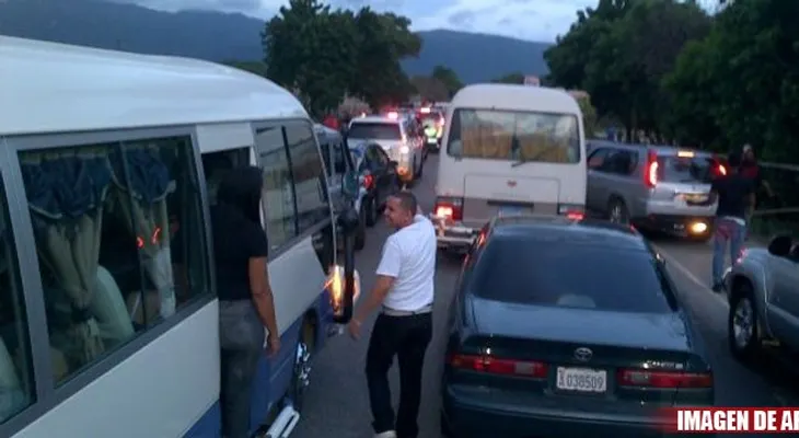 Hombre mata atracador dentro de autobús público en autopista Duarte 