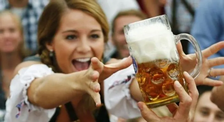 Mujeres que beben mucha cerveza son más fieles; afirma estudio