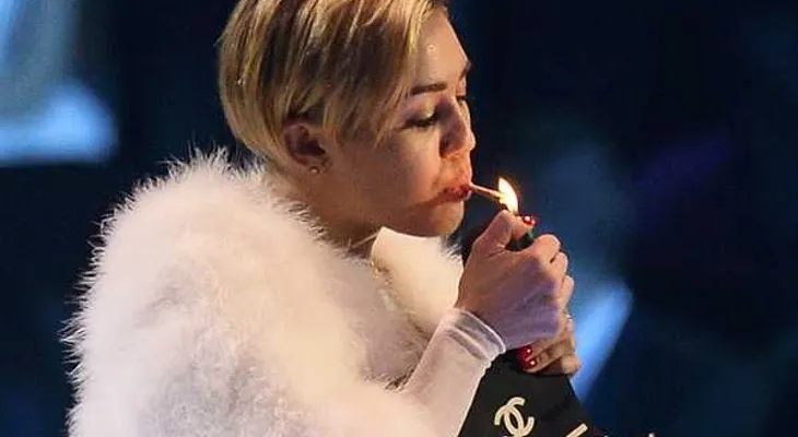 Miley Cyrus fuma marihuana en premios MTV Europa