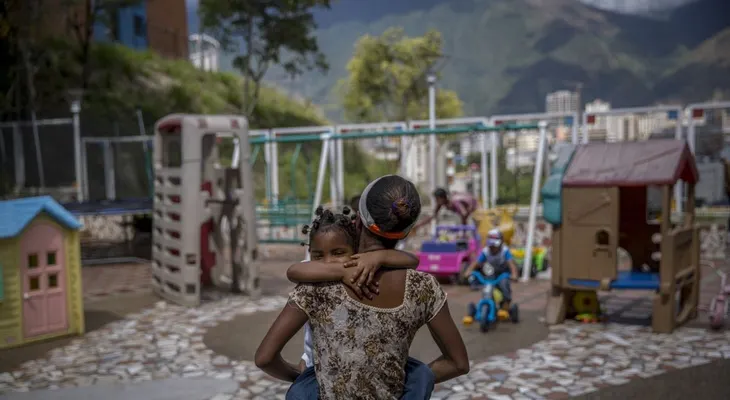 "La gente no puede encontrar comida en Venezuela: padres entregan a sus hijos en orfanatos 