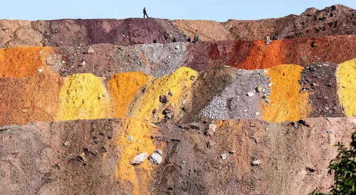 Carrera entre EE.UU. y China por minerales impulsa a países pobres ricos en recursos
