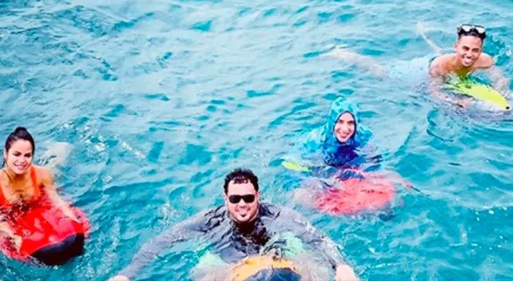 Daddy Yankee se tira al mar para escapar de su esposa