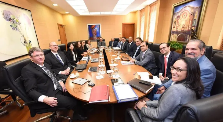 Gobernador Valdez Albizu se reúne con misión FMI; le informa sobre robusto crecimiento economía