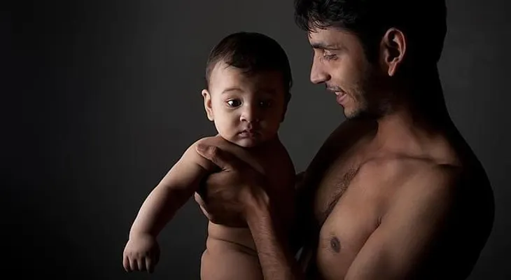 Los hombres con testículos más pequeños "dedican más atención a sus hijos"