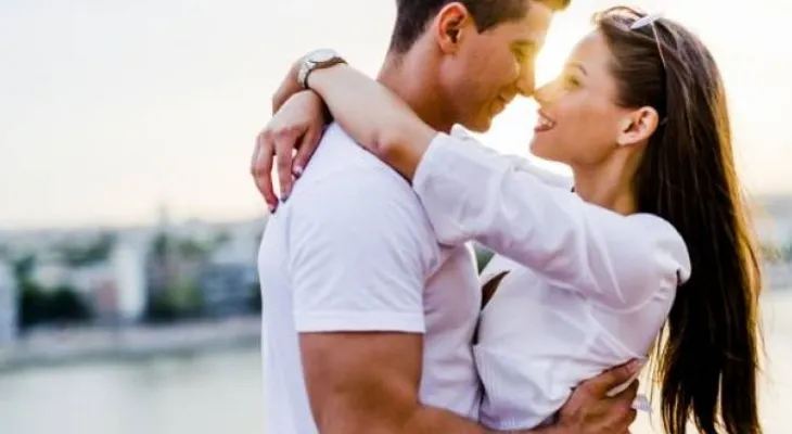 ¿Qué dice tu manera de abrazar sobre tu relación?