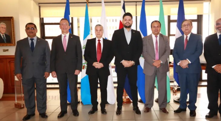 CMCA elige al gobernador Héctor Valdez Albizu presidente de ese organismo regional