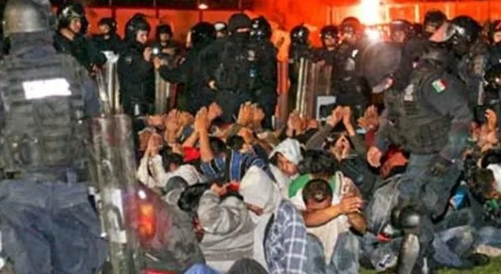 Riña en cárcel de México deja 52 presos muertos y 12 heridos
