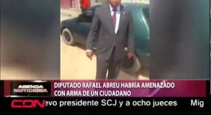 Diputado Rafael Leónidas amenaza con un arma a un hombre