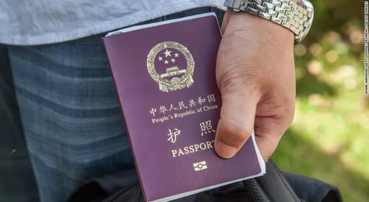 Turista chino pasa dos semanas en albergue de refugiados por llenar el formulario equivocado