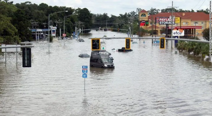 Al menos 5 muertos y 7.000 rescatados por inundaciones en Louisiana