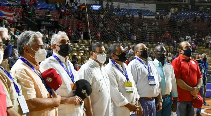 Ministro de Deportes lanza la primera bola en la Serie del Caribe 2022