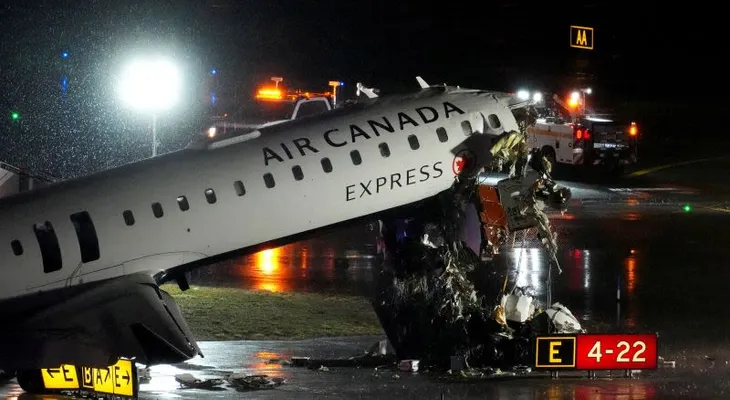 Dos controladores aéreos se retiraron antes de terminar su turno la noche del accidente en LaGuardia, según una fuente
