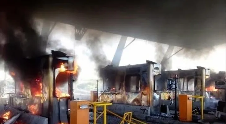 Por aumentos en tarifas del peaje, queman casetas 