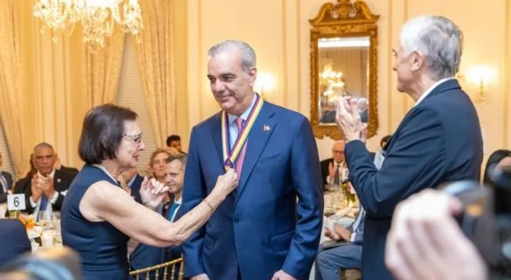 Abinader recibe Insignia de Oro de Americas Society en Nueva York