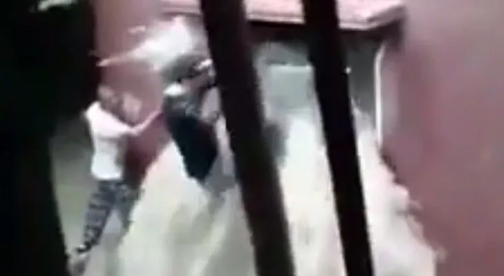Se vuelve superhéroe por rescatar seis niños de una casa inundada (VIDEO)