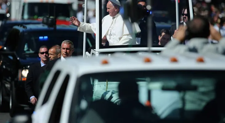 Francisco se encuentra con inmigrantes en Filadelfia