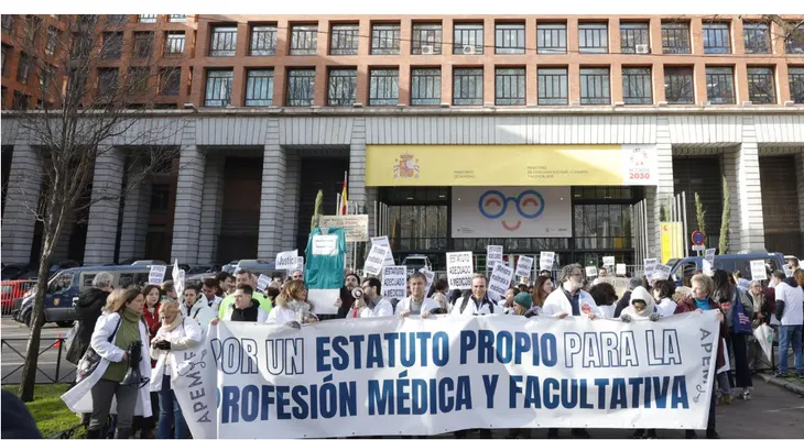 Unos 400 médicos reclaman en Madrid un estatuto propio