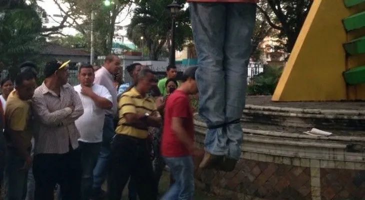 Matan hombre y lo cuelgan en parque de Santiago