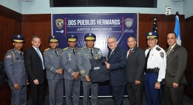 Policía de Puerto Rico dona 2,000 chalecos antibalas a la de RD